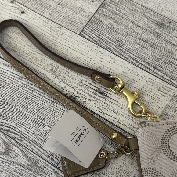 Coach Ash Dot Op Art Wristlet F49460 NWT - Picture 8 of 10